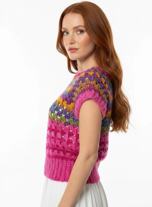Pull manches courtes Rosabella rose fuchsia point boules – crochet fait main – de côté – Cachalabibi