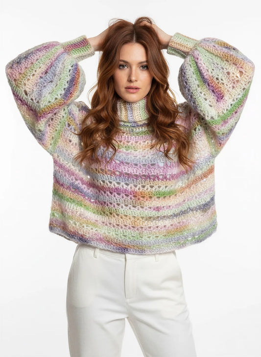 Pull femme Roucoulou pastel irisé ajouré col roulé – crochet fait main – bras levés manches XXL – Cachalabibi