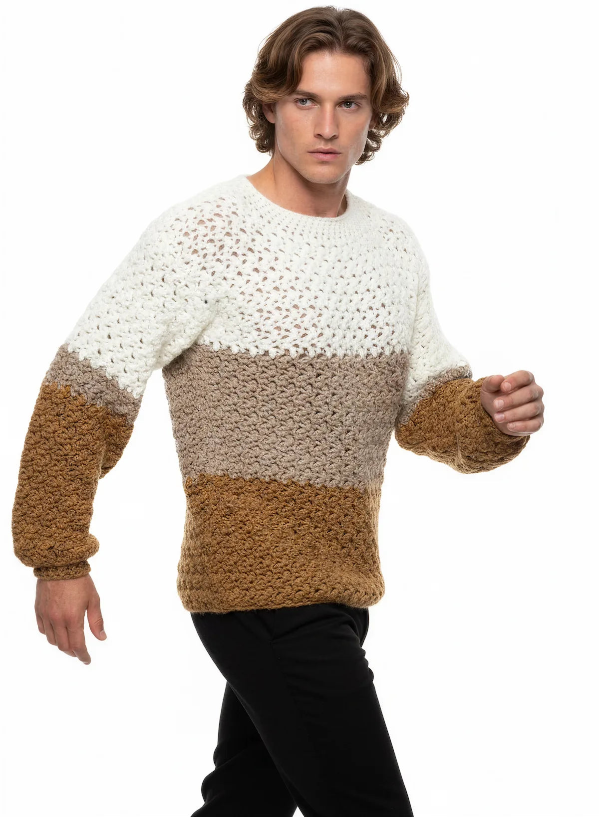 Pull unisexe Tricoloro tricolore crème taupe caramel texturé – crochet fait main – homme de face – Cachalabibi