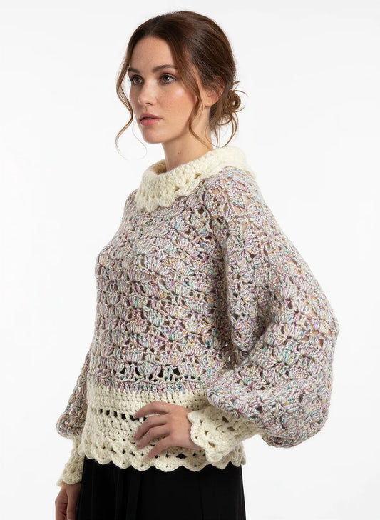 Pull femme Unico lilas chiné irisé éventails col festonné crème – crochet fait main – de côté – Cachalabibi