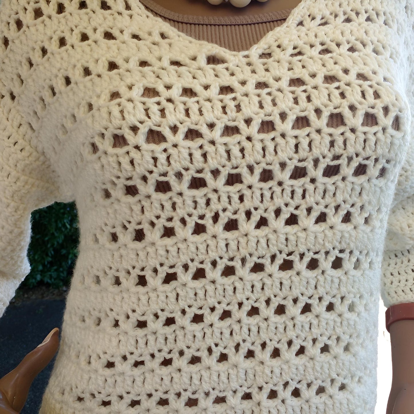 Pull au crochet fait main Butterfly de Cachalabibi - blanc - vue de la face avant du détail des points ajourés