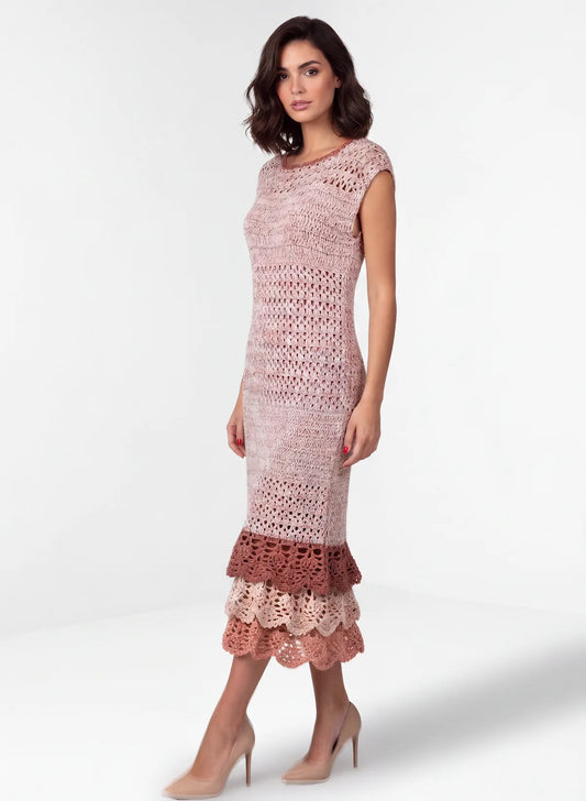 Robe crochet fait main Cioccolato beige rosé panneaux alternés - pose debout en 3/4 – Cachalabibi