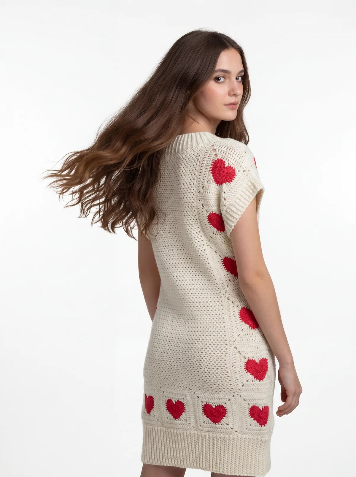 Robe crochet fait main Vestita écru - vue de dos - cœurs rouges 3D répartis manches cap-sleeves côte serrée mini – Cachalabibi