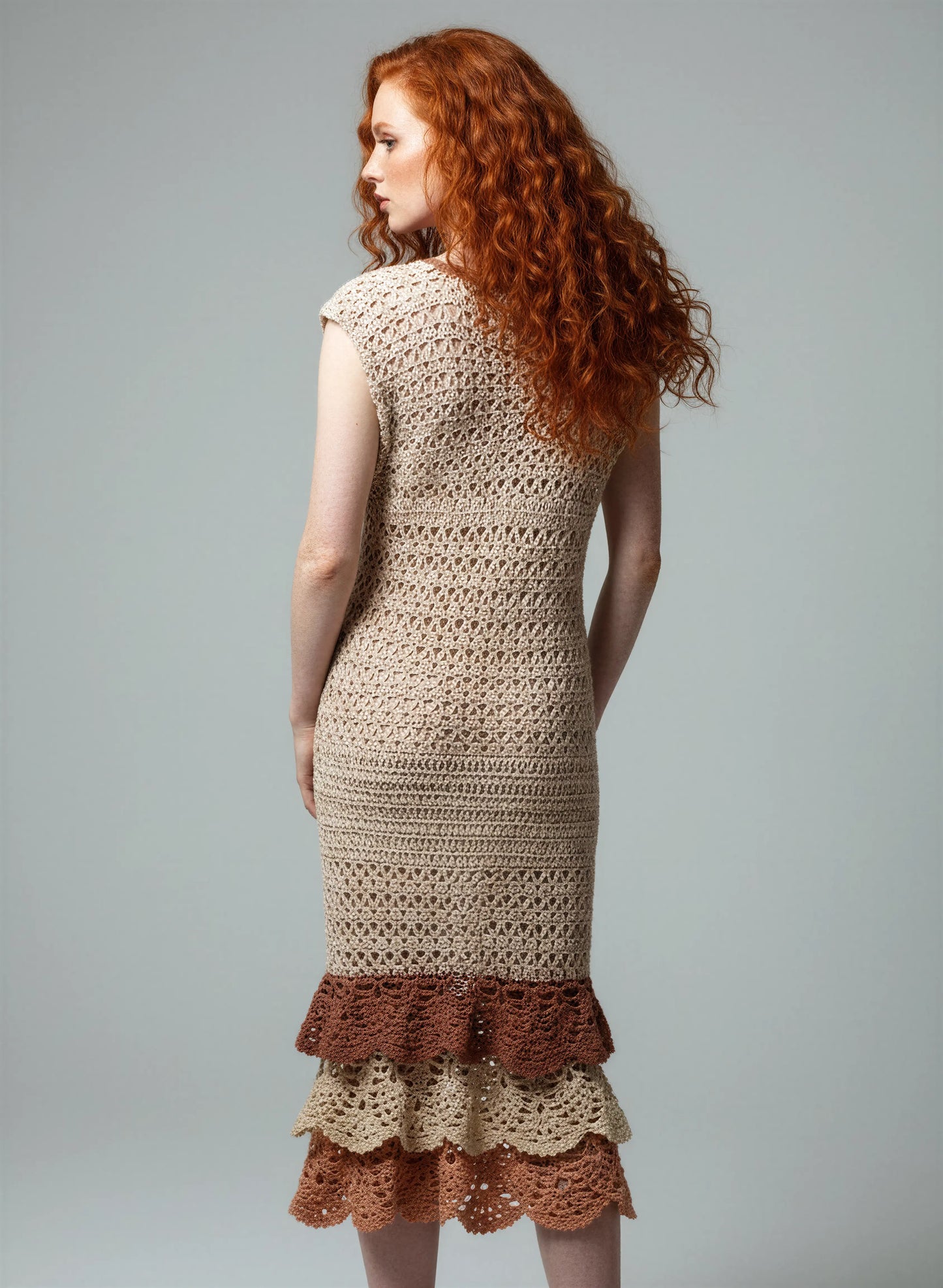 Robe crochet fait main Cioccolato beige rosé dos double volante éventails terracotta écru coupe cintrée – Cachalabibi