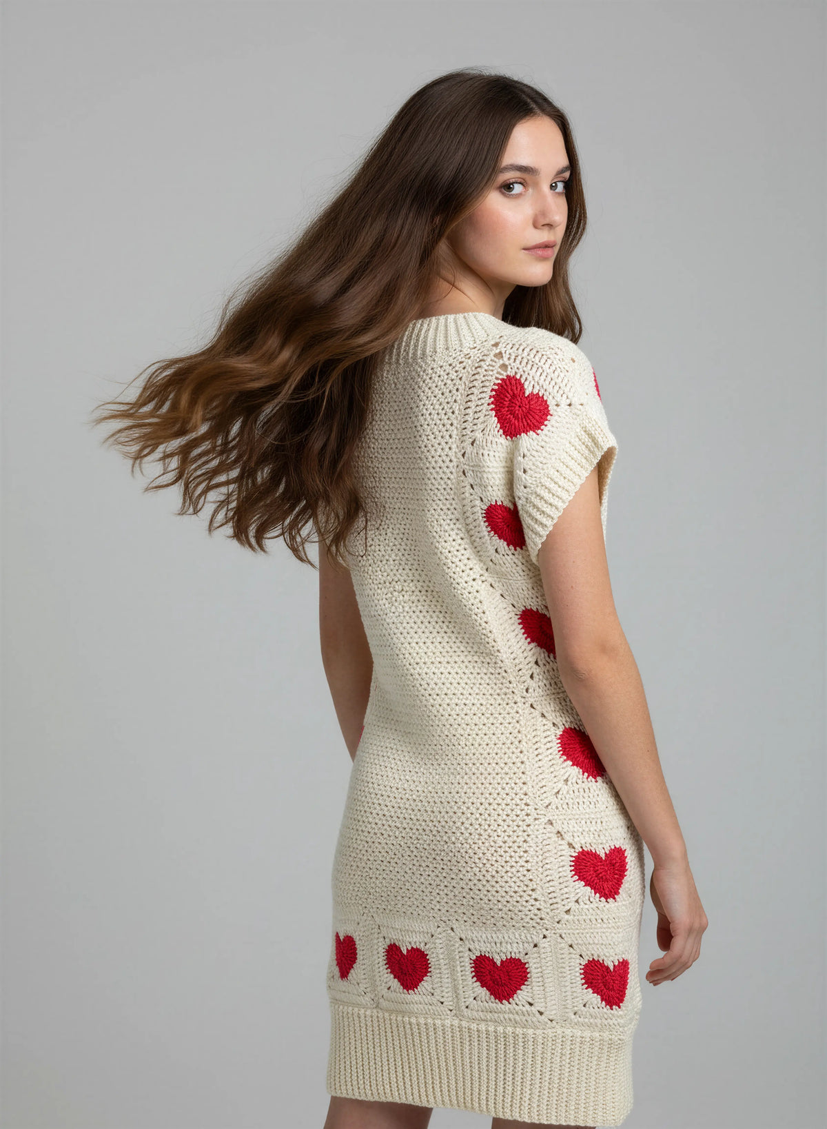Robe crochet fait main Vestita écru dos cœurs rouges 3D répartis manches cap-sleeves côte serrée mini – Cachalabibi