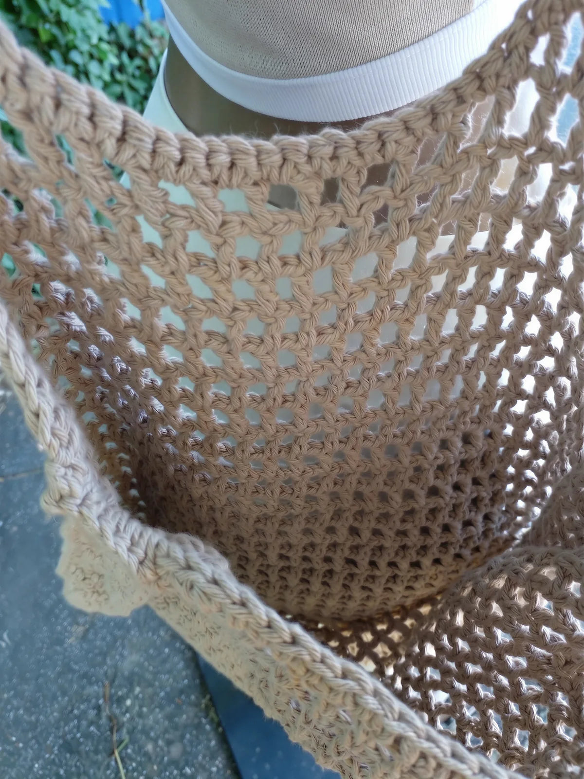 Sac cabas Cairo beige grande maille ajourée bordure festonnée – crochet fait main – détail texture – Cachalabibi