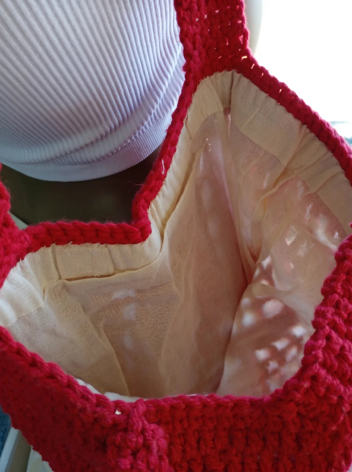 Sac cabas P'tit Gibus rouge filet ajouré spirale perles bois pompon – crochet fait main – détail intérieur lin – Cachalabibi