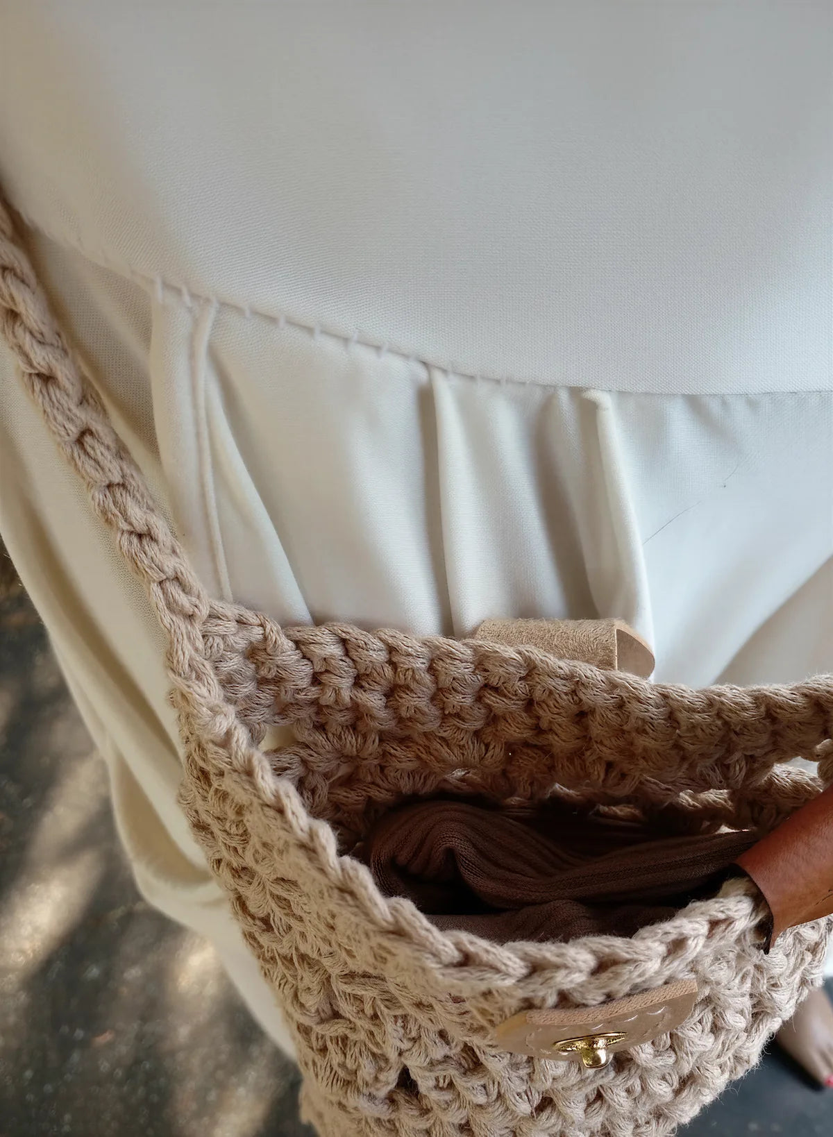 Sac bandoulière Pampa beige étoiles ajouré rabat cuir bouton doré – crochet fait main – détail intérieur texture – Cachalabibi