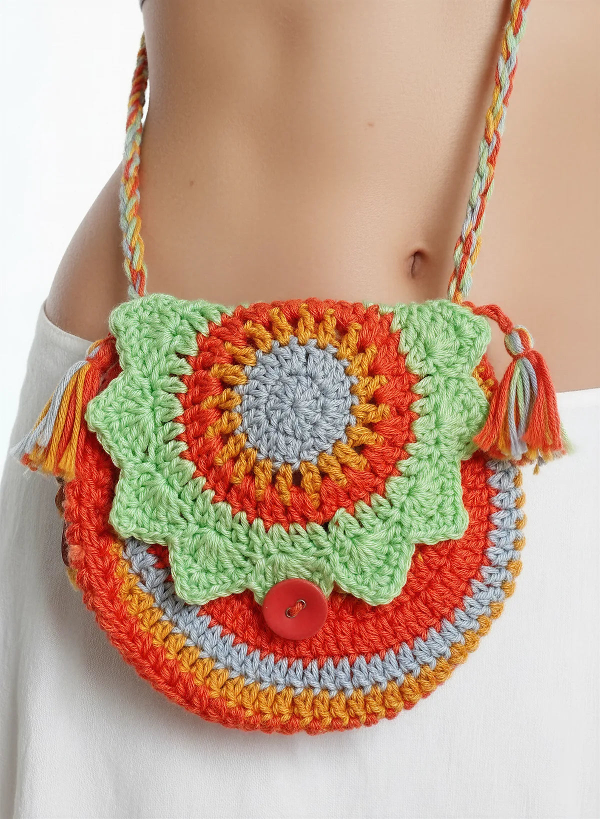 Sac bandoulière Soleilo demi-lune granny square soleil multicolore pompons – crochet fait main – détail rabat bouton – Cachalabibi