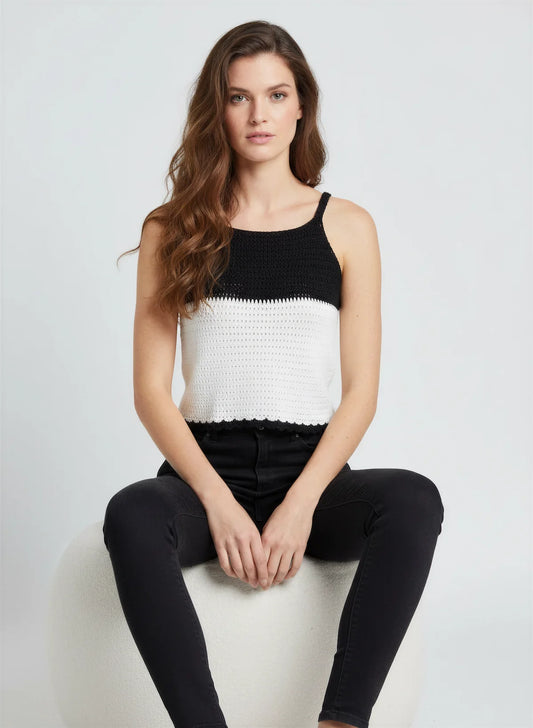 Top Diane – vue de face assise – top crochet fait main bicolore noir et blanc encolure carrée bretelles fines – Cachalabibi