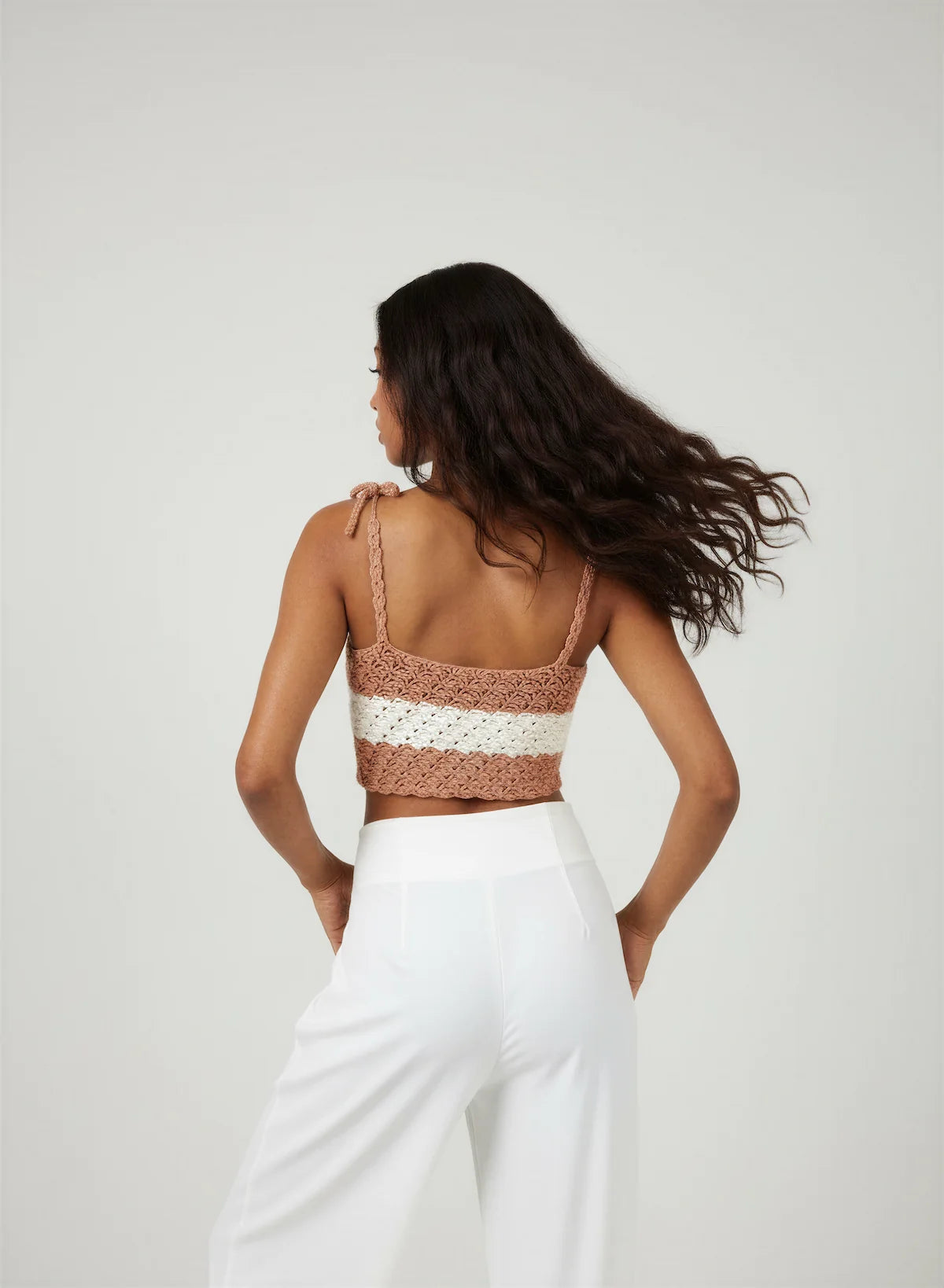 Top Kiléboceo – vue dos 3/4 – top crochet fait main bicolore caramel et blanc bretelles nouées deux épaules bordure festonnée – Cachalabibi