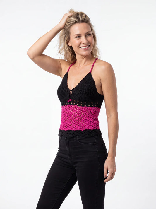 Top dos nu femme crochet Blackrose rose fuchsia et noir porté avec jean noir, modèle souriante - Cachalabibi