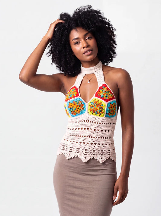 Top dos nu femme crochet Fogolino hexagones granny multicolores, col choker blanc cassé, de face — Cachalabibi