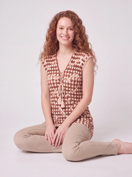 Tunique crochet fait main Couleur Café marron crème col V lacé vue assise par terre – Cachalabibi