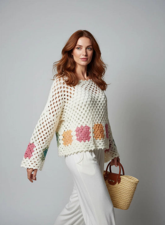 Tunique Granniola – de face dynamique en marche – crochet fait main écrue résille grande maille manches évasées – Cachalabibi