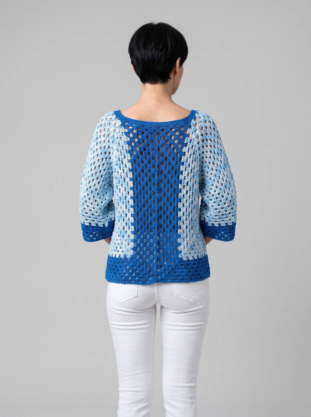 Tunique Duoblue crochet — vue dos panneau filet bleu roi — Pièce unique Cachalabibi