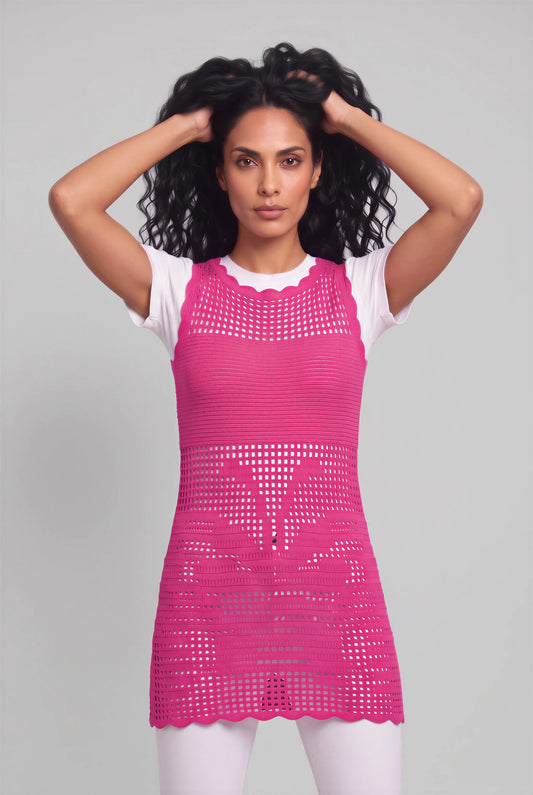 Tunique Farfalina crochet fuchsia portée sur t-shirt blanc — vue face — Cachalabibi