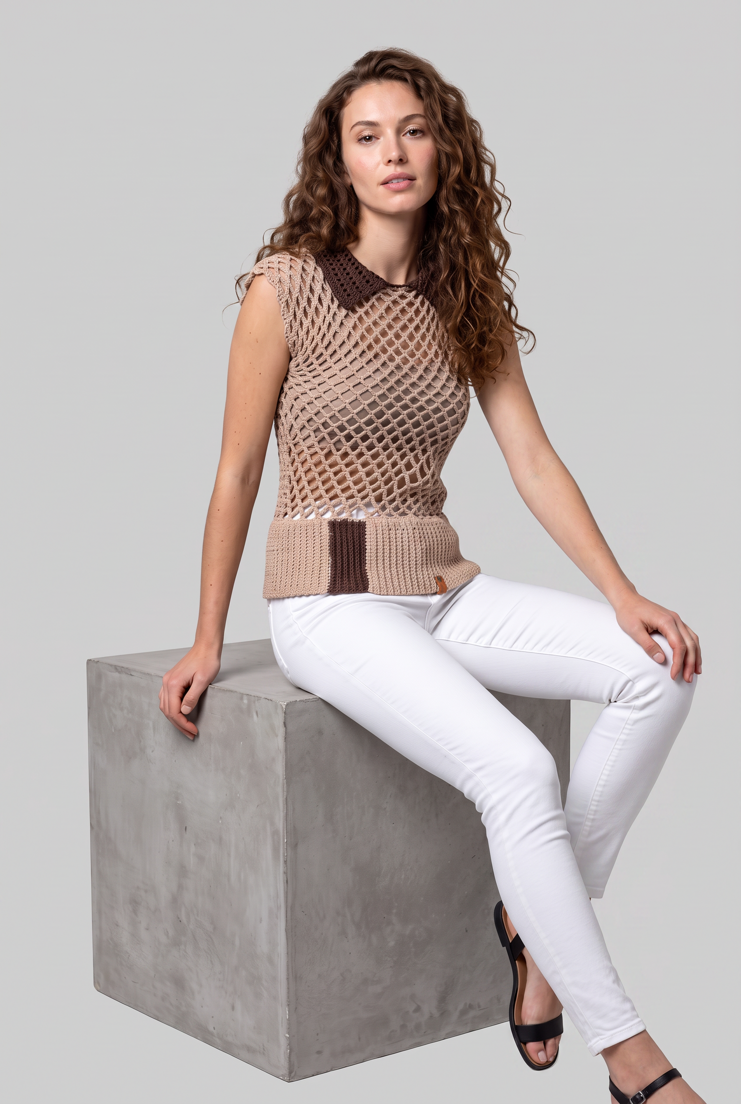 Pull femme Reine de Saba rose fuchsia éventails ajouré – crochet fait main – vue 3/4 encolure V – Cachalabibi