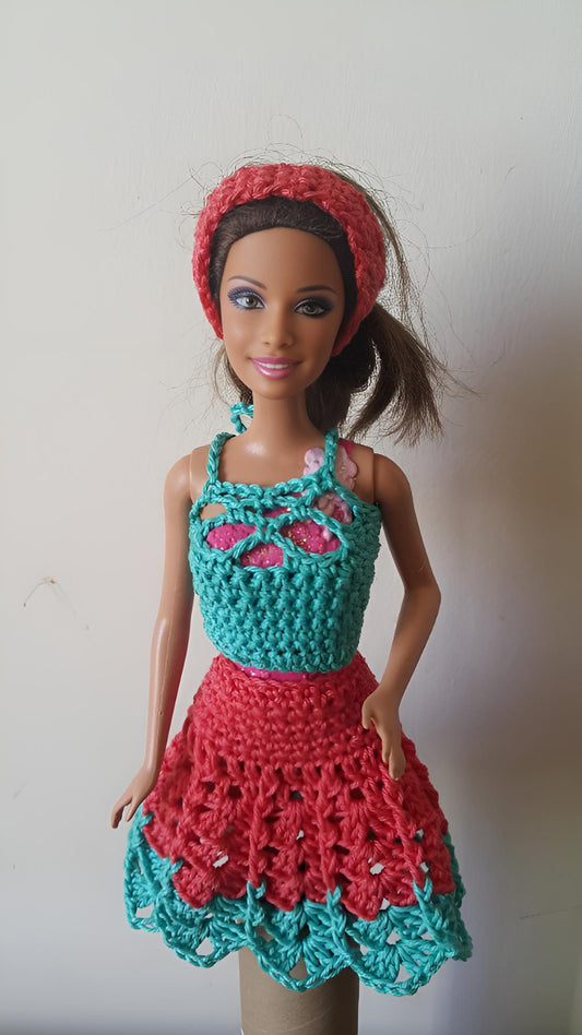 Ensemble au crochet Campinou fait main pour Barbie par Cachalabibi : turquoise et corail avec robe et bandeau - pièce unique artisanale