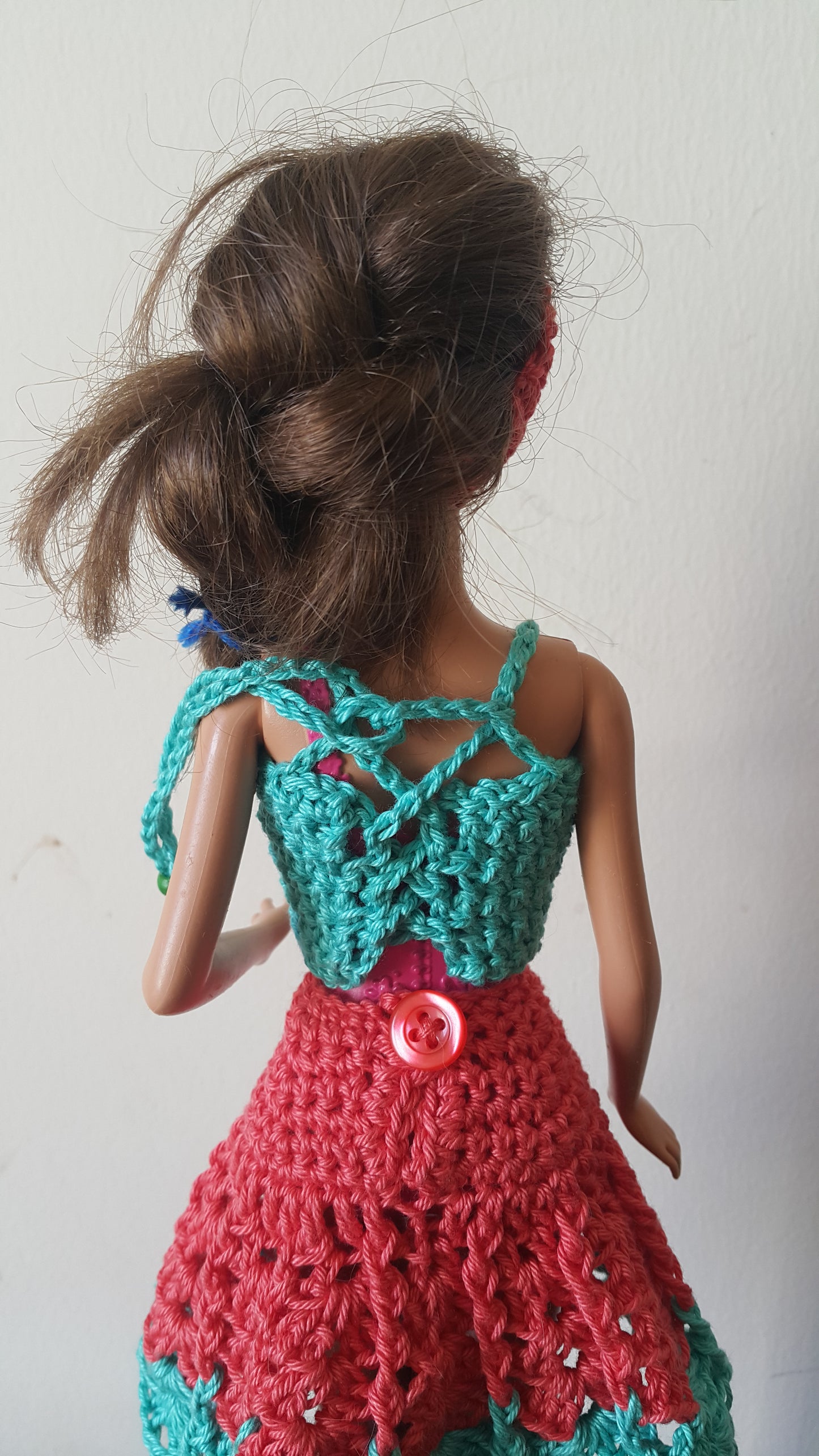 Ensemble au crochet Campinou pour Barbie de Cachalabibi : robe corail et turquoise avec bouton rose décoratif - Vue arrière 