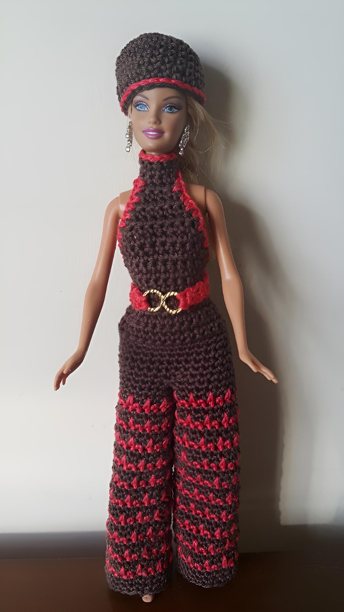 Ensemble crochet Hivernale Barbie : top rouge col montant tressé, ceinture dorée et pantalon marron ajouré
