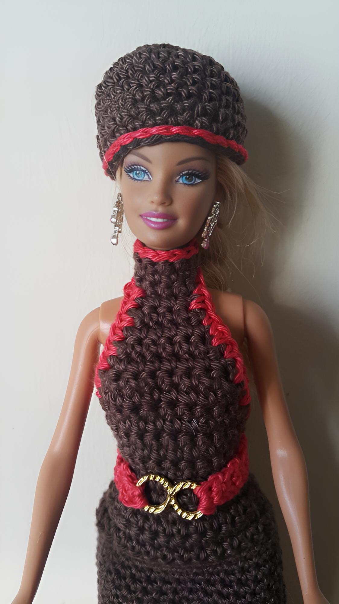 Ensemble crochet Hivernale Barbie : détails du col tressé rouge et finitions ajourées