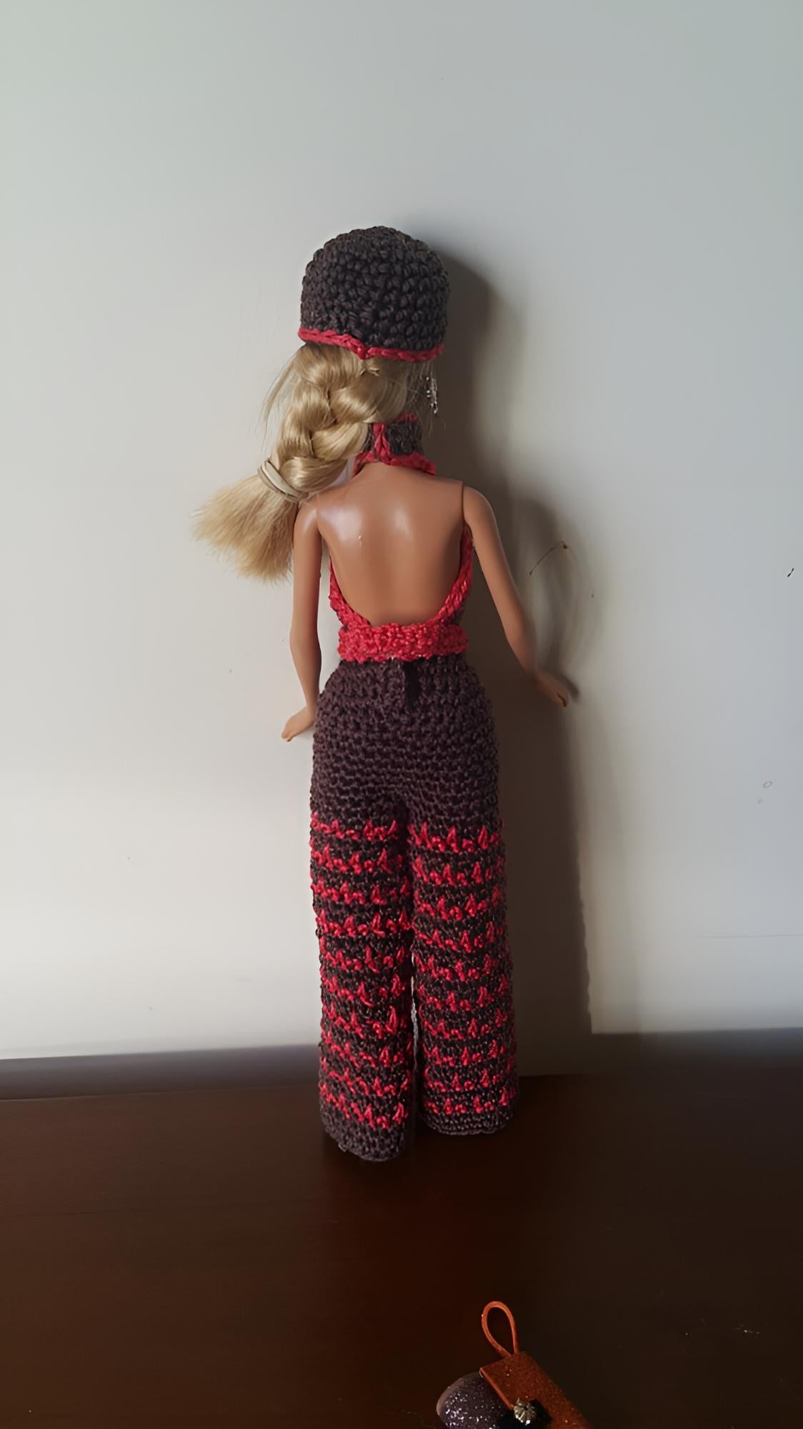 Ensemble crochet Hivernal Barbie de Cachalabibi : top dos-nu rouge avec attaches tressées et bonnet marron ; vue de dos