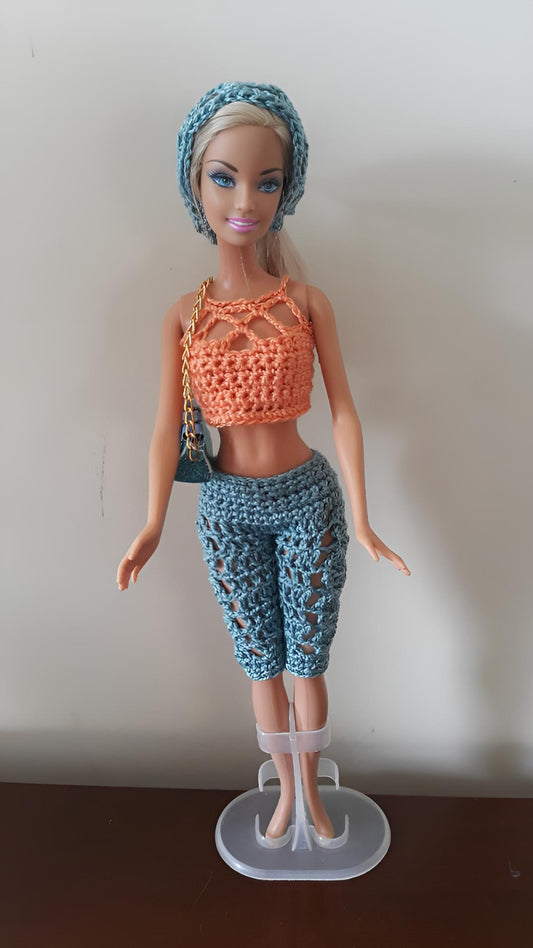 Ensemble au crochet 'C'est Choupinette' pour Barbie de Cachalabibi : crop top pêche, corsaire bleu canard, bandana et sac turquoise, création unique artisanale