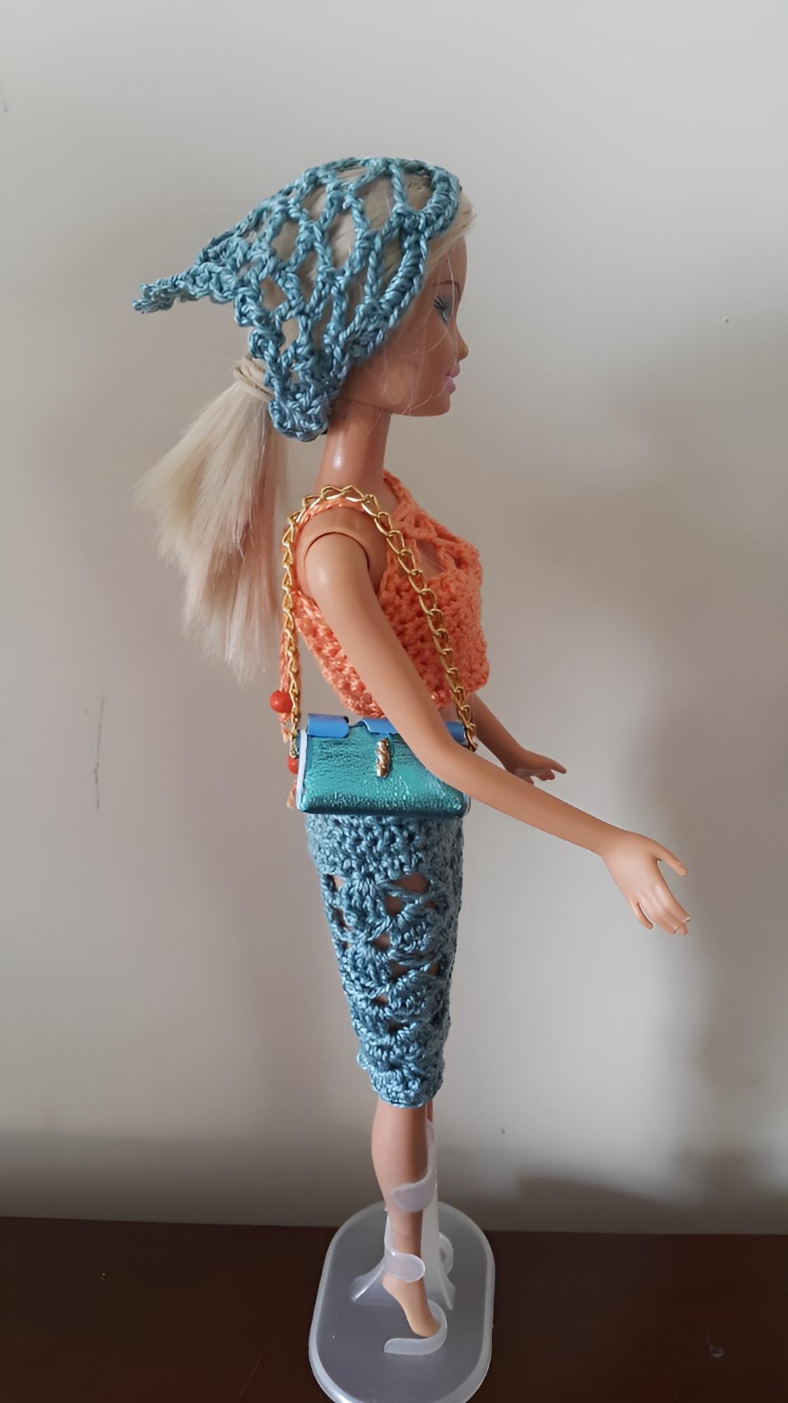 Ensemble au crochet 'C'est Choupinette' pour Barbie de Cachalabibi : crop top pêche, corsaire bleu canard, bandana et sac turquoise, création unique artisanale : vue de profil