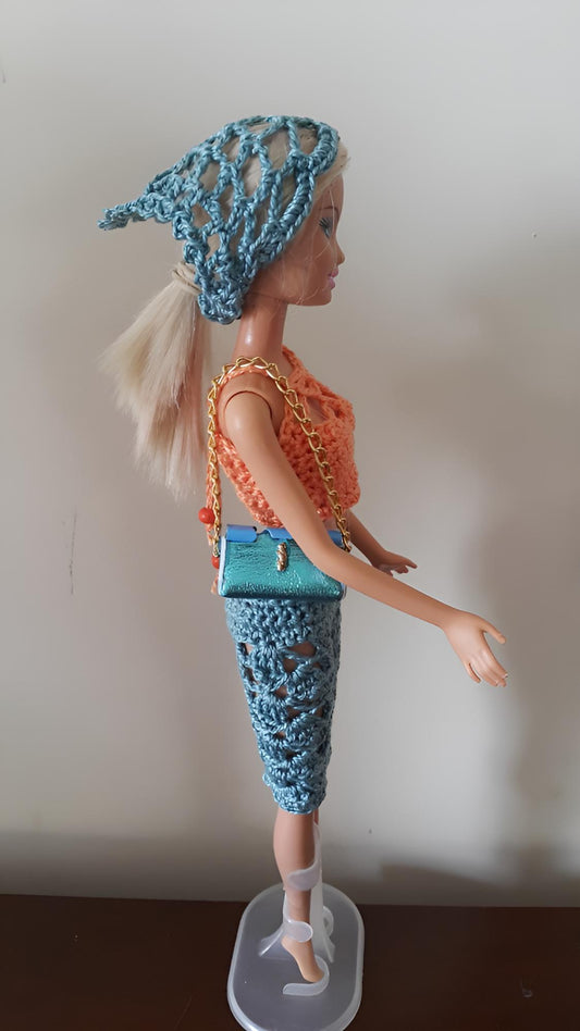 Ensemble au crochet 'C'est Choupinette' pour Barbie de Cachalabibi : crop top pêche, corsaire bleu canard, bandana et sac turquoise, création unique artisanale : vue de profil