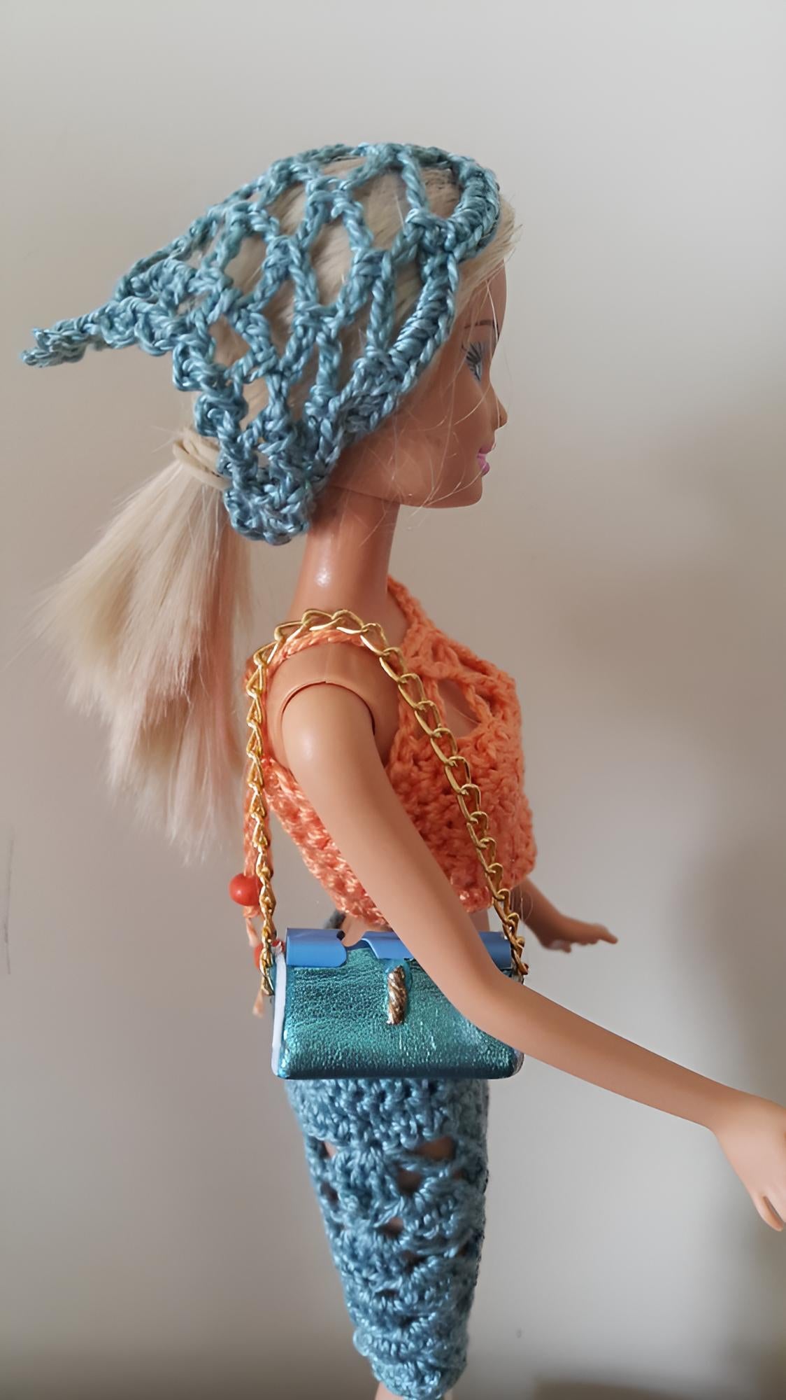 Ensemble au crochet 'C'est Choupinette' pour Barbie de Cachalabibi : crop top pêche, corsaire bleu canard, bandana et sac turquoise