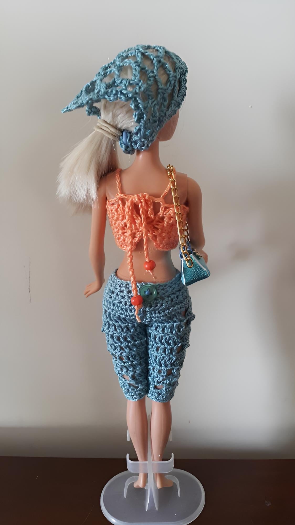 Ensemble au crochet 'C'est Choupinette' pour Barbie de Cachalabibi : crop top pêche, corsaire bleu canard, bandana et sac turquoise, création unique artisanale : Vue de dos