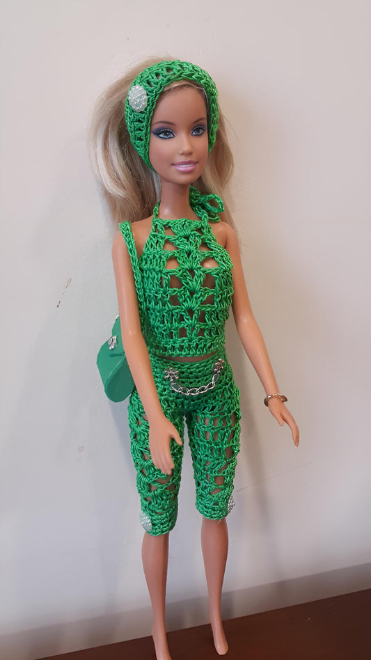 Ensemble crochet 'Betty Green' Barbie de Cachalabibi : crop top bretelles nouées, corsaire ajouré et sac vert avec fermoir strass - Vue de face 