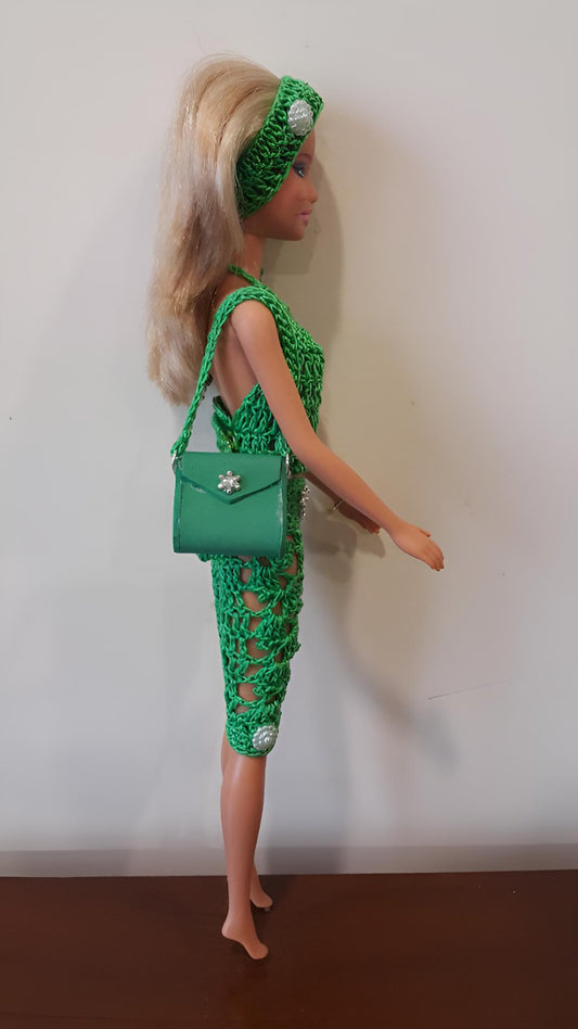 Ensemble crochet 'Betty Green' pour Barbie de Cachalabibi:  crop top ajouré, corsaire vert émeraude, bandeau broche argentée et sac strass, création unique