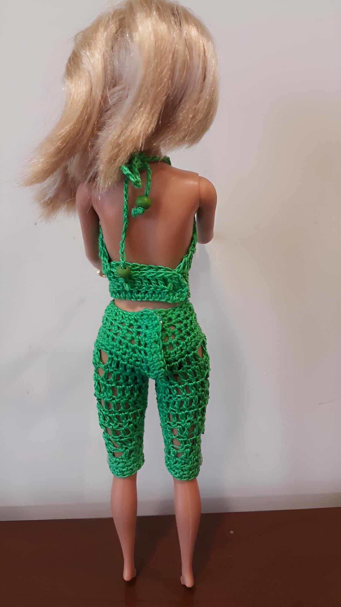 Ensemble crochet 'Betty Green' Barbie  de Cachalabibi : crop top dos nu avec bretelles nouées et corsaire ajouré vert émeraude - Vue arrière