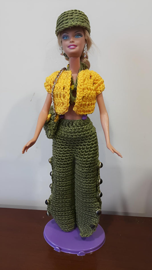 Ensemble crochet 'Vamos Playa' pour Barbie de Cachalabibi : boléro jaune manches bouffantes, cargo kaki avec poches, casquette et sac chaîne argentée, création unique