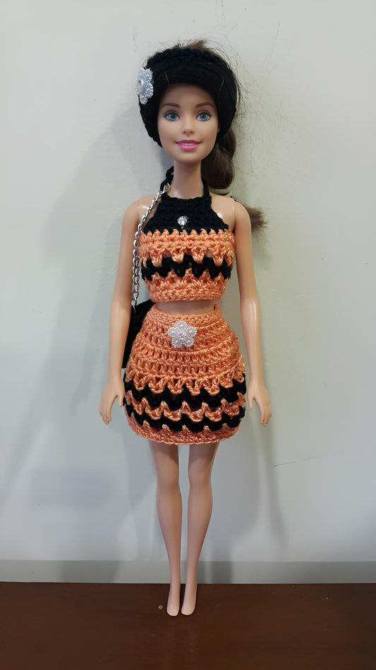 Ensemble crochet 'Je suis Lolita' pour Barbie de Cachalabibi : crop top noir strass, jupe pêche doré à volants, bandeau et sac pailleté, création unique