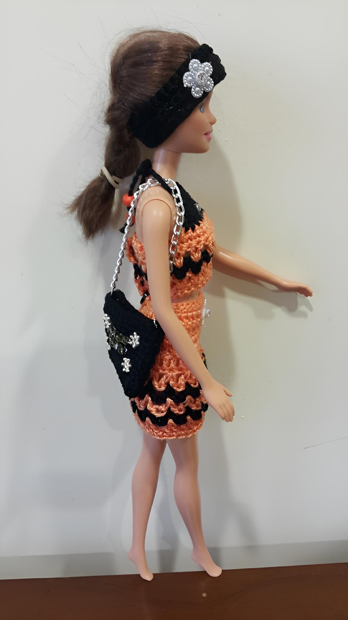 Ensemble crochet 'Je suis Lolita' Barbie de Cachalabibi : bretelles chaîne, bandeau broche argentée et jupe à volants pêche noir