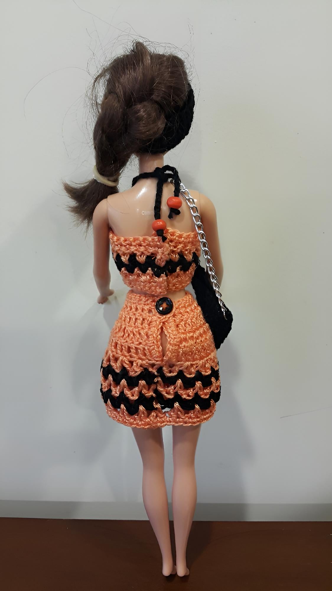 Ensemble crochet Je suis Lolita' Barbie de Cachalabibi : crop top bandeau noir avec bretelles chaîne et ceinture strass dorée - Vue arrière 