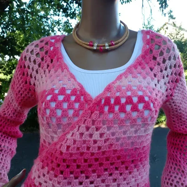 Cache-cœur au crochet fait main Cachou de Cachalabibi - rose - gros plan sur le point granny ajouré avec texture coton douce