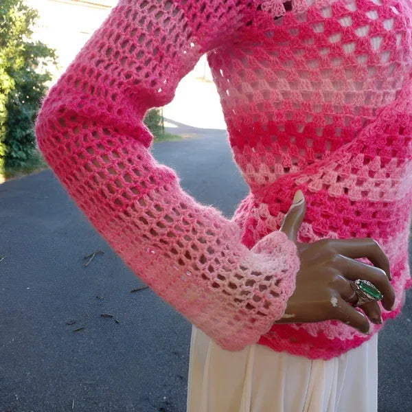 Cache-cœur au crochet fait main Cachou de Cachalabibi - rose - gros plan sur la manche longue droite évasée avec volume fluide aux poignets