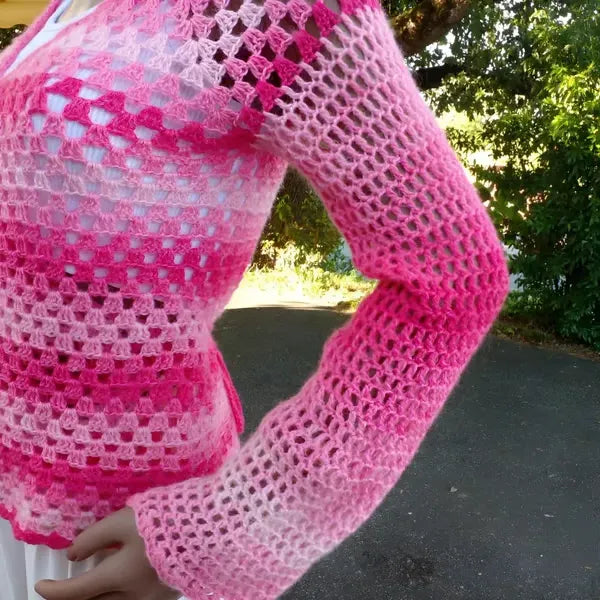 Cache-cœur au crochet fait main Cachou de Cachalabibi - rose - gros plan sur la manche longue gauche évasée avec volume fluide aux poignets