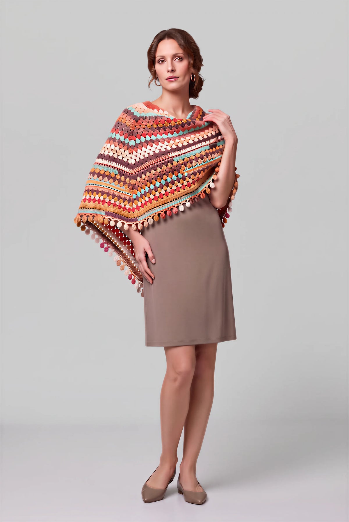 Châle Autunnale crochet multicolore terracotta pompons — vue face robe taupe — Cachalabibi