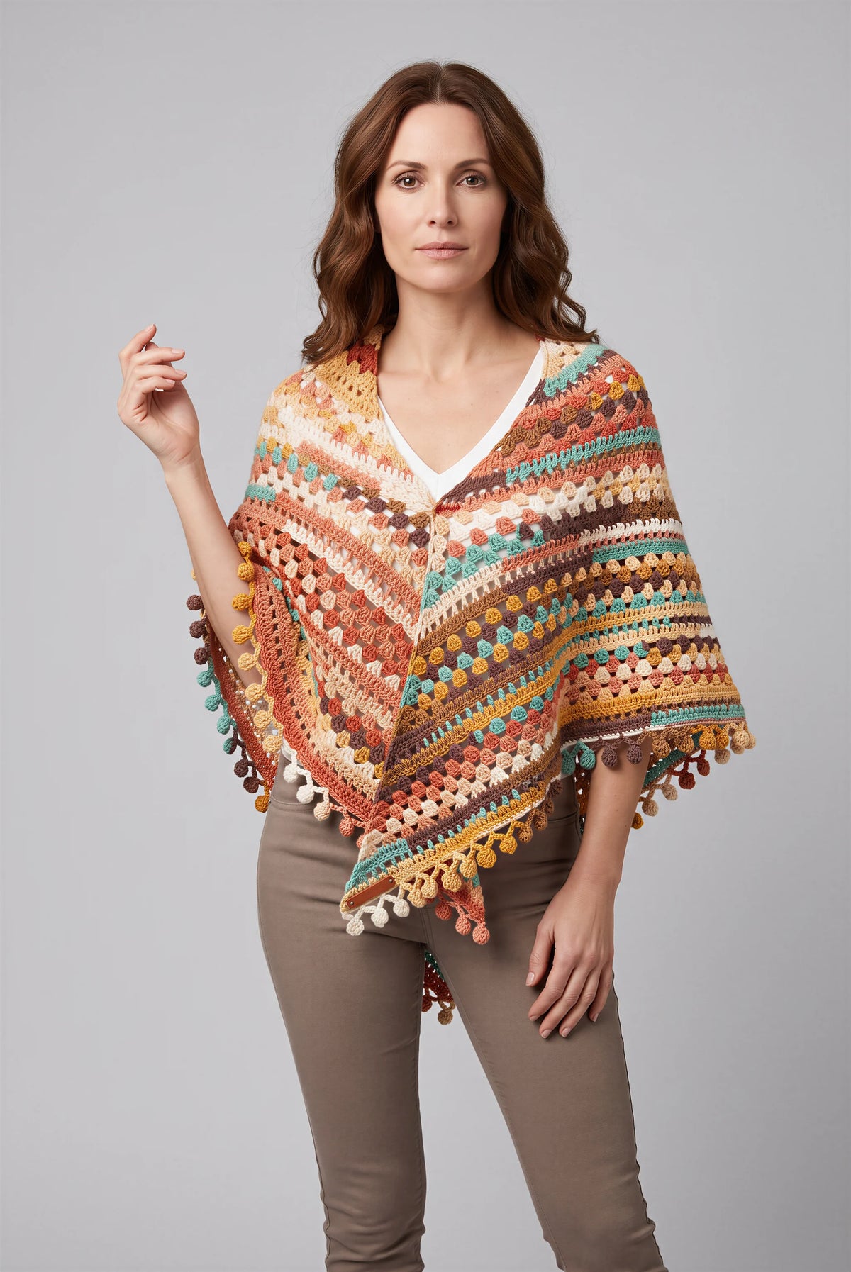 Châle crochet Autunnale multicolore — look casual col V blanc jean gris — Pièce unique Cachalabibi
