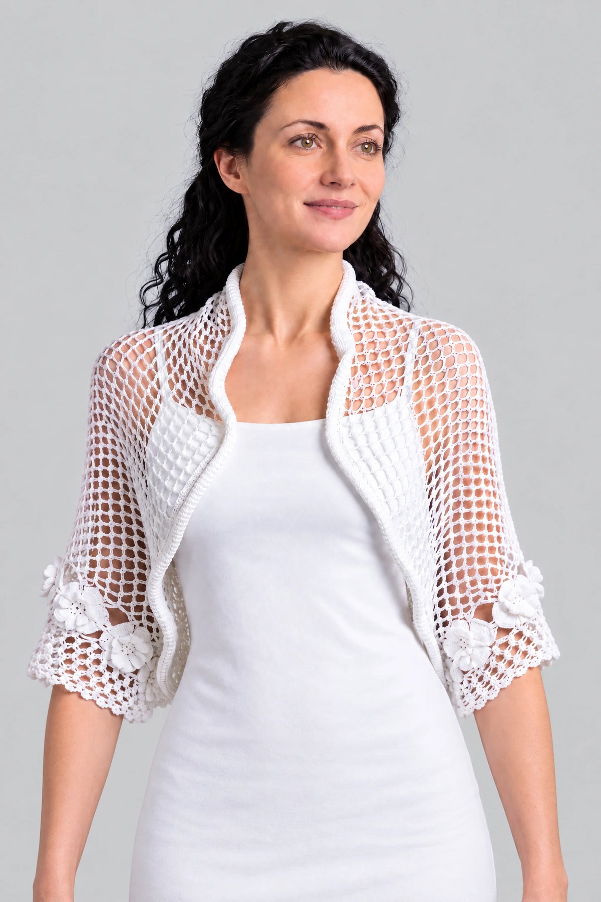 Châle Matrimonia – vue de face buste  et détails – crochet ivoire rose 3D poignet bordure dentelle – Cachalabibi