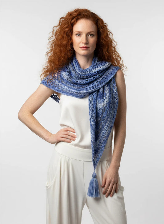 Châle Amazigh – vue de face drapé – crochet dentelle bleu denim ardoise pompon – Cachalabibi