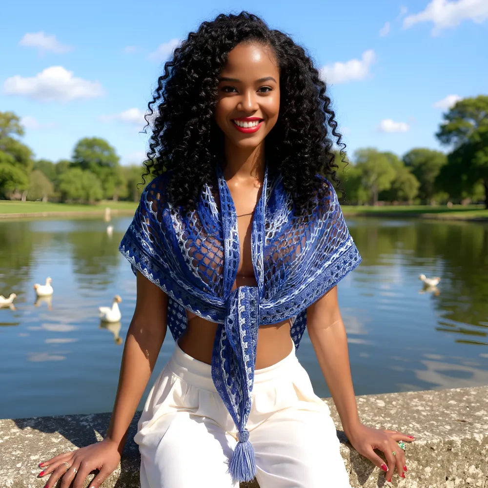 Châle au crochet fait main Amazigh de Cachalabibi - berbère - vue de face d'une jeune femme souriante près d'un étang