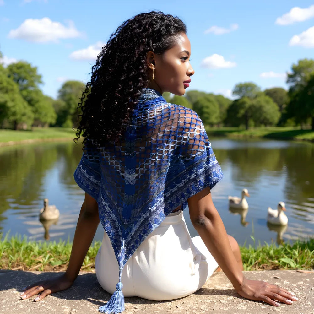 Châle au crochet fait main Amazigh de Cachalabibi - berbère - vue de profil d'une jeune femme qui s'en est drapée sur les épaules