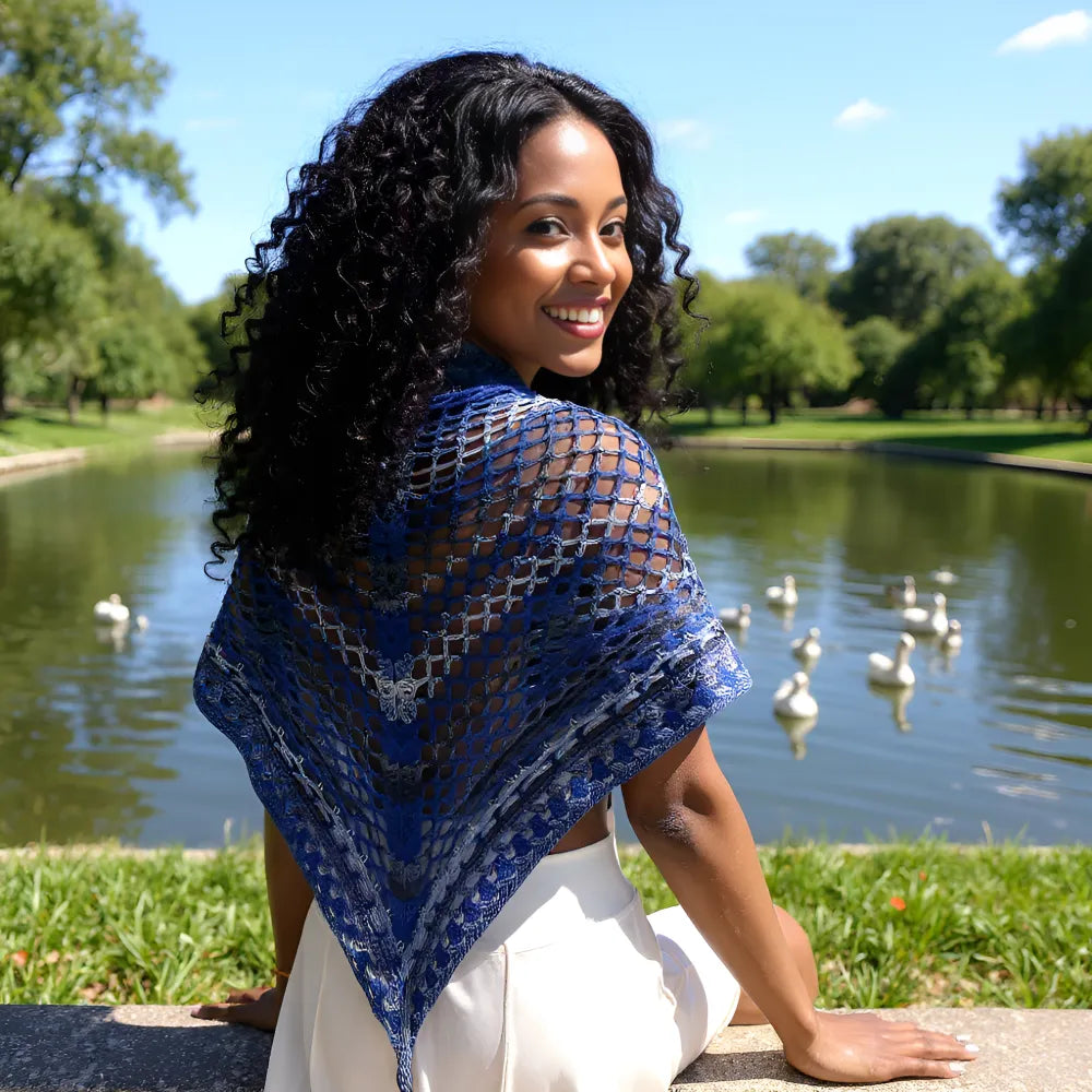 Châle au crochet fait main Amazigh de Cachalabibi - berbère - Vue de profil sur une jeune femme près d'un étang