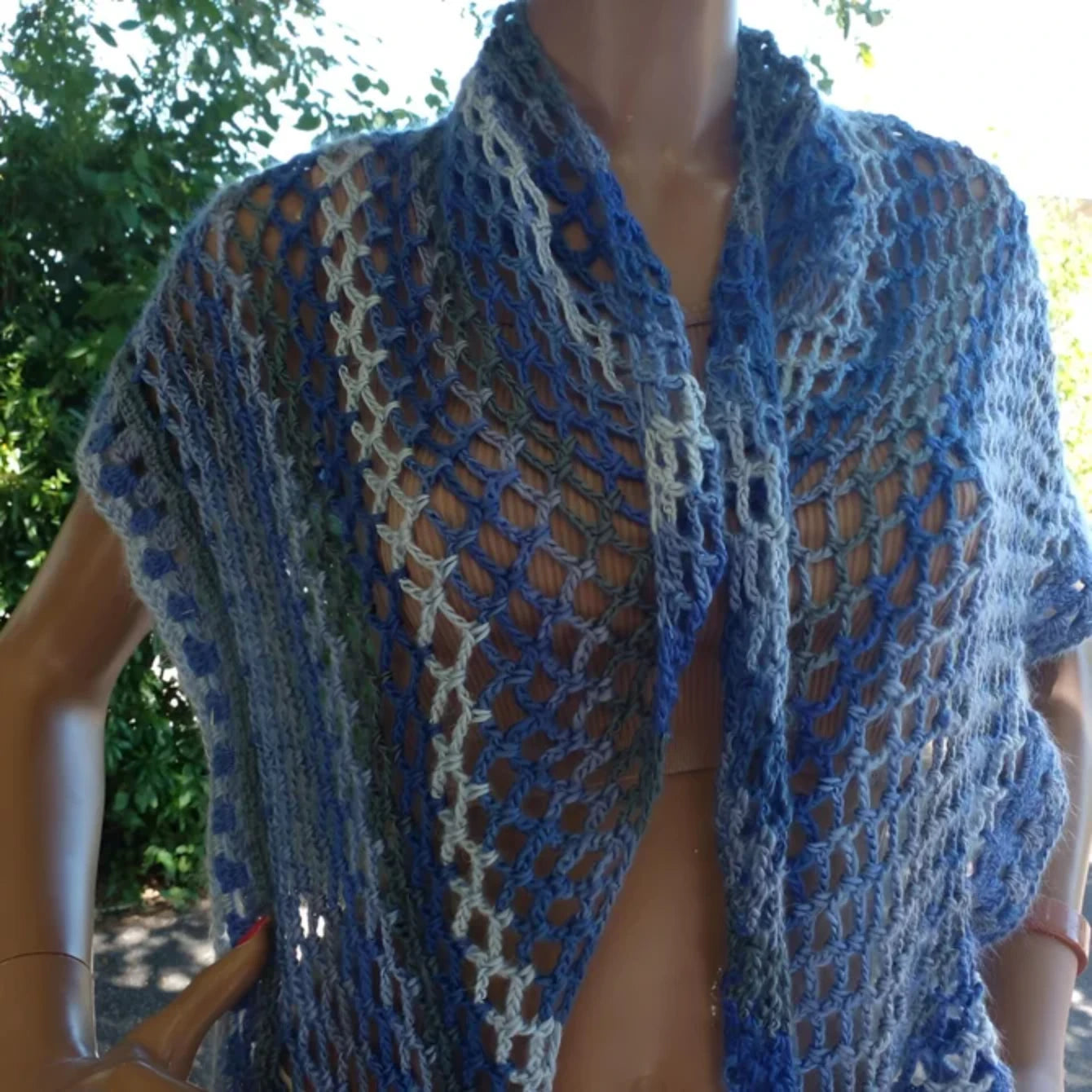 Châle au crochet fait main Amazigh de Cachalabibi - berbère- vue de face en étant porté sur les épaules